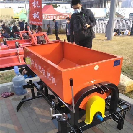 新疆代理果园施肥机 配套小拖拉机有机肥施肥机 颗粒肥撒肥机